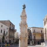 Ci avviciniamo quindi al fianco destro della chiesa dove si erge l�obelisco barocco dedicato alla Vergine che risparmi� Bitonto dal terremoto del 1731